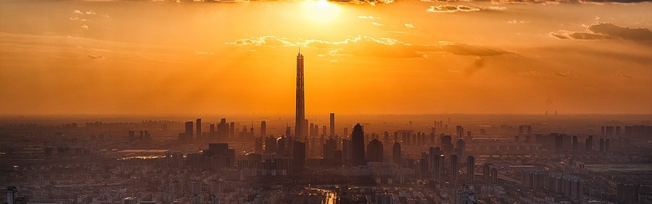 Sonnenuntergang mit Blick auf eine Großstadt