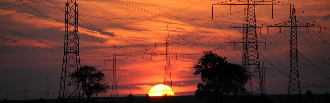 Strommasten im Sonnenuntergang