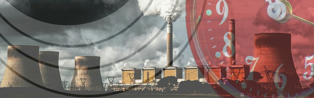 Kraftwerk mit Kühltürmen