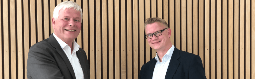 Geschäftsführer von Digimondo und items schütteln sich die Hände.