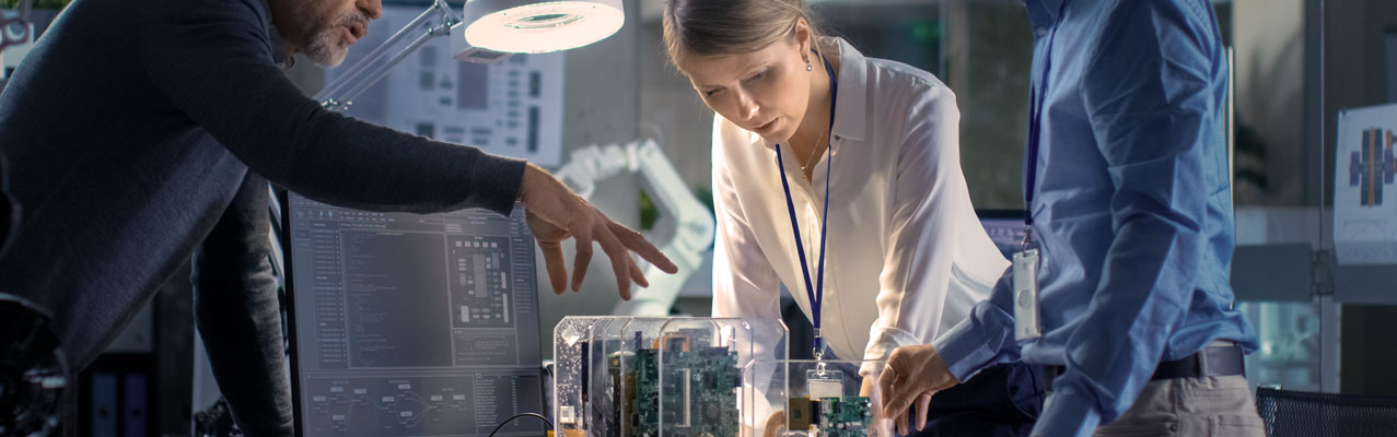 Menschen untersuchen Technik