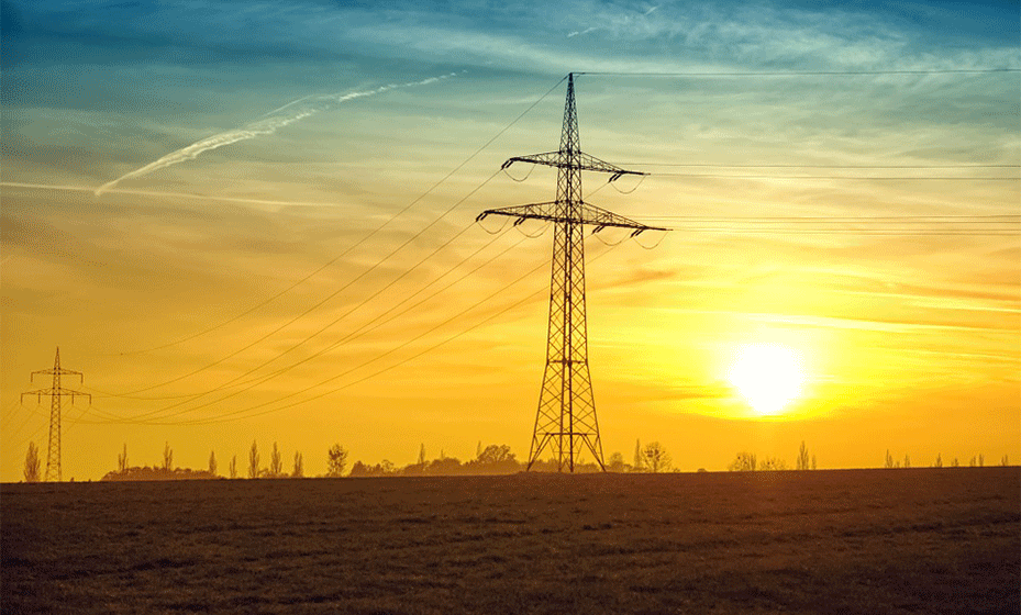 Strommasten im Sonnenuntergang