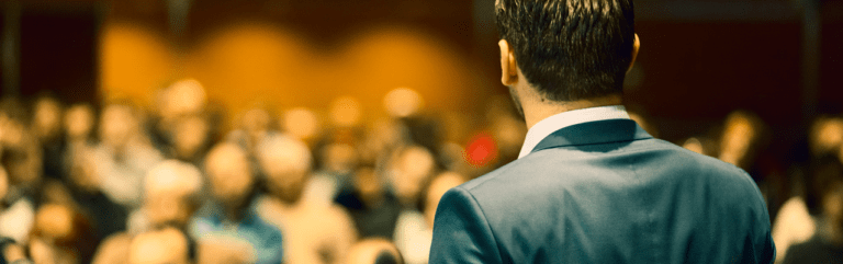 Referent spricht vor Publikum