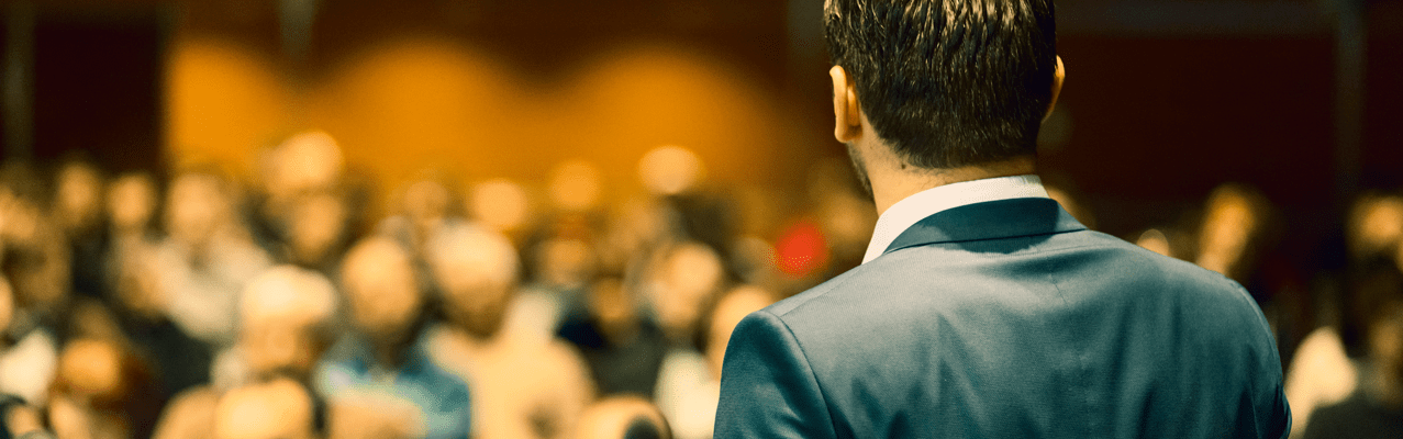 Referent spricht vor Publikum