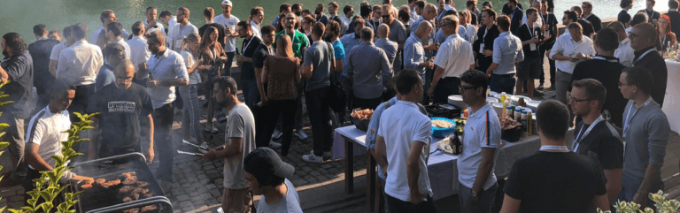 Teilnehmer des Grillevents beim Networken am Hafen von Münster
