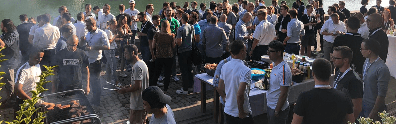 Teilnehmer des Grillevents beim Networken am Hafen von Münster