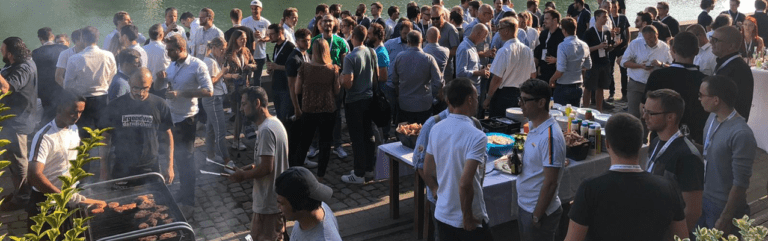Teilnehmer des Grillevents beim Networken am Hafen von Münster