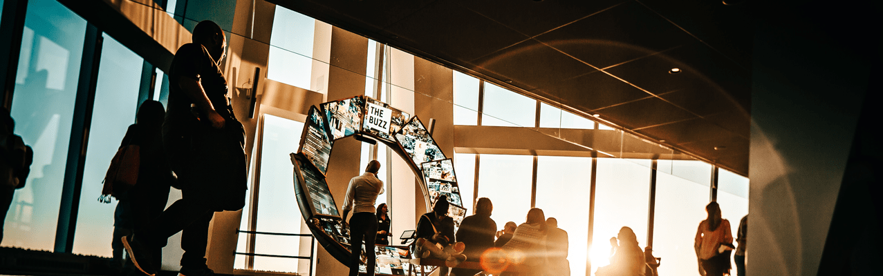 Personen sitzen vor Bildschirmen und sehen neuste Informationen