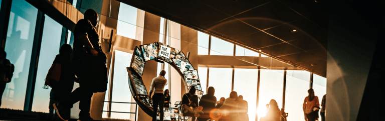 Personen sitzen vor Bildschirmen und sehen neuste Informationen