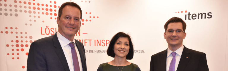 Partner der items treffen sich am Messestand.