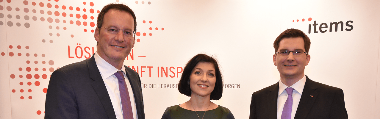 Partner der items treffen sich am Messestand.