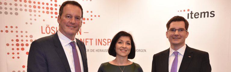 Partner der items treffen sich am Messestand.