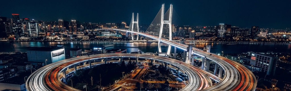 Beleuchtete Brücke bei Nacht