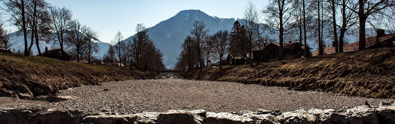 Berglandschaft mit ausgetrocknetem Fluss
