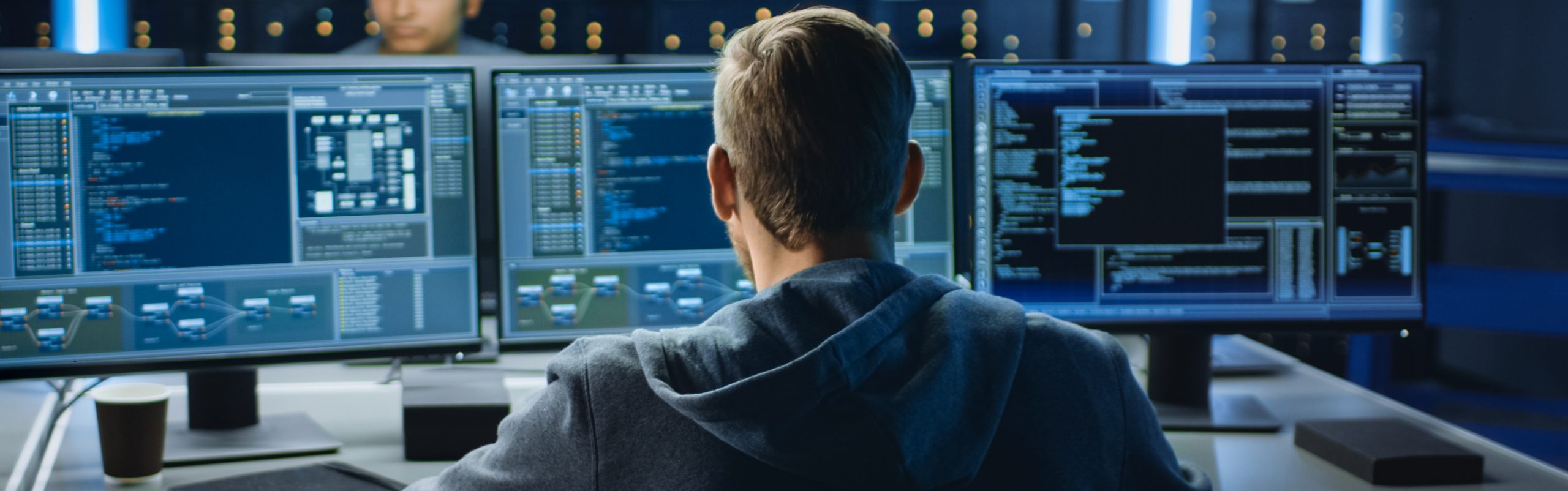 Mitarbeiter der Netzleitstelle arbeitet am Computer